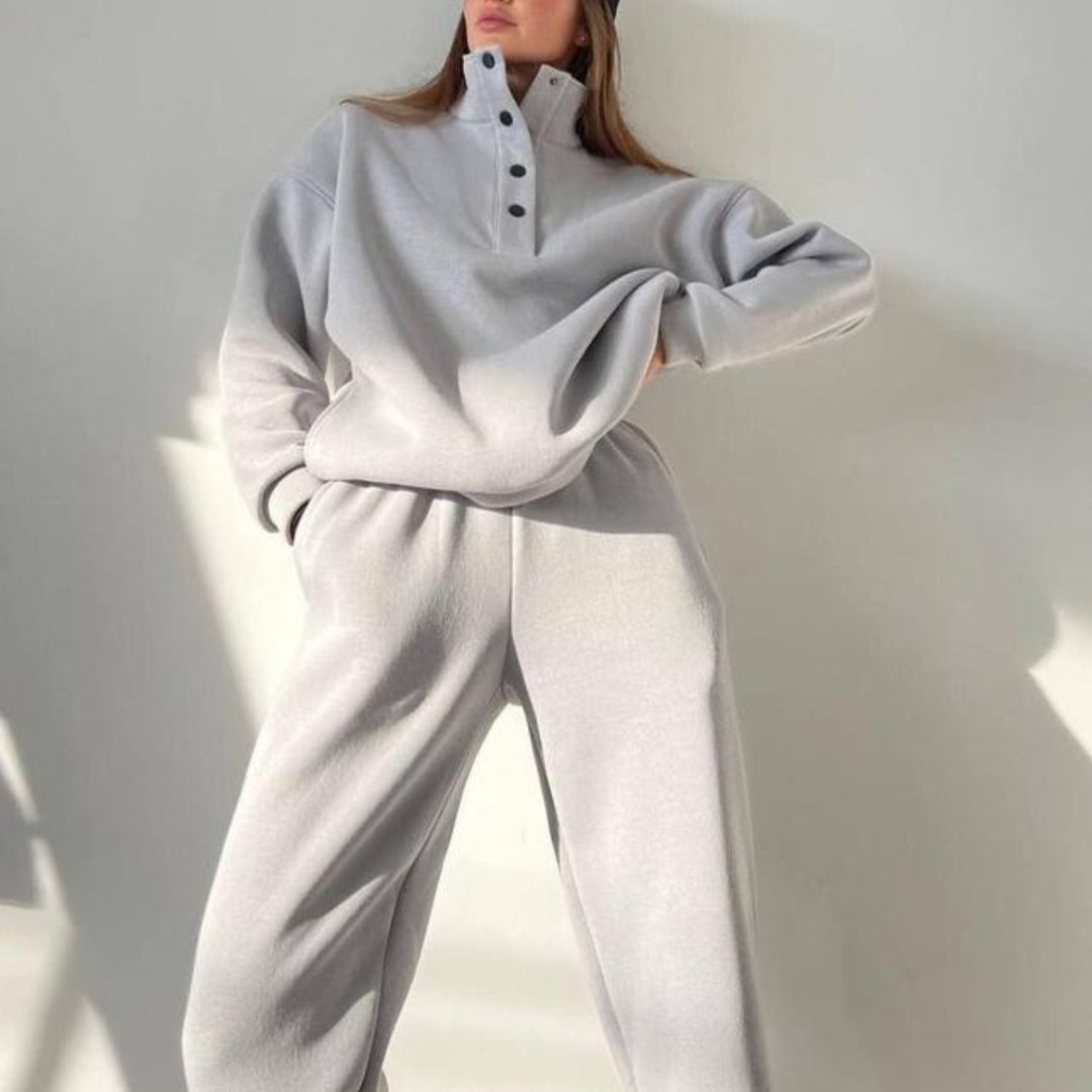 Woman wearing oversized snap collar pullover and sweatpants set – Detail view 9