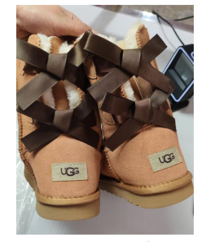 Women's mid-calf snow boots with fur lining and bow detail
