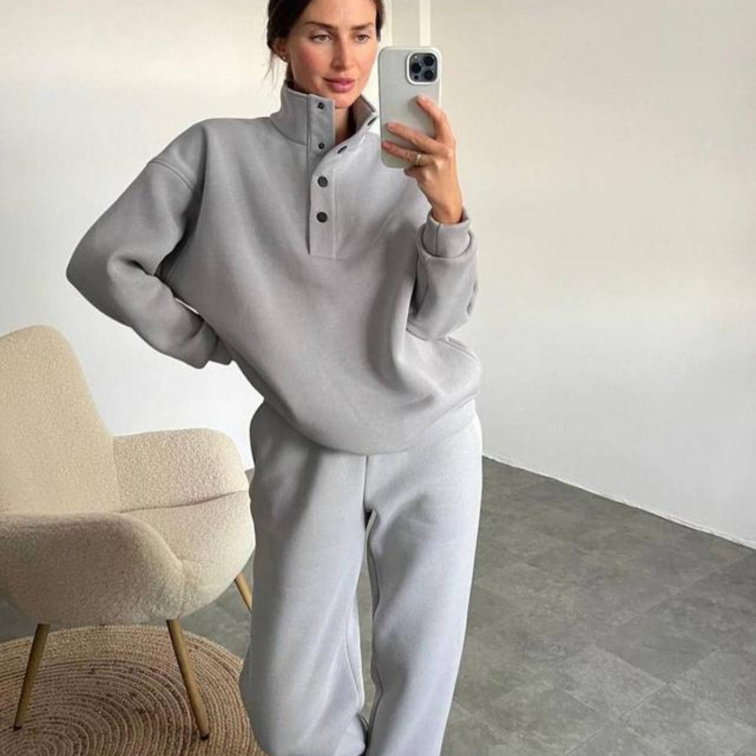 Woman wearing oversized snap collar pullover and sweatpants set – Detail view 10